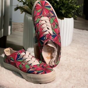 Twiggy of London sneakers size 7 1/2 W cute retro design great condition